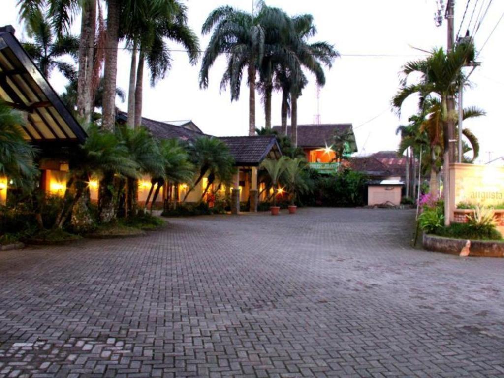 Augusta Sukabumi Hotel Exterior foto