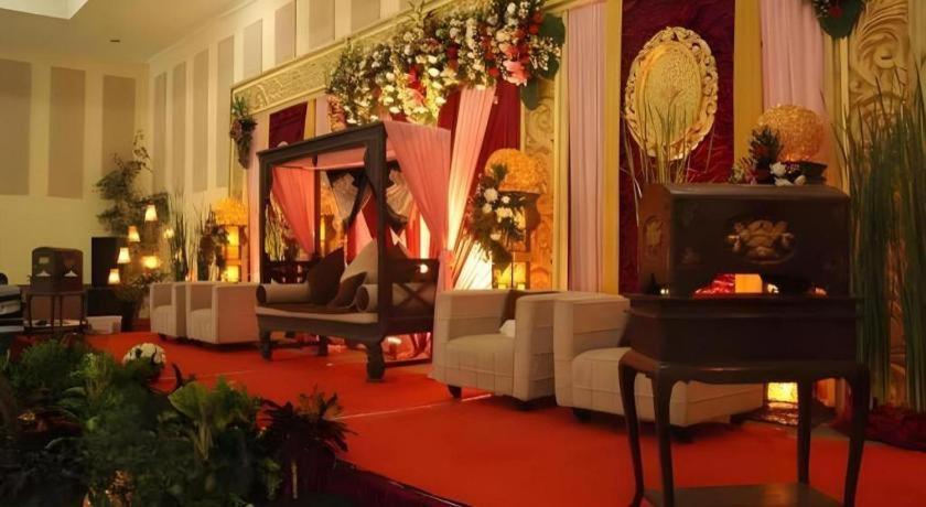 Augusta Sukabumi Hotel Exterior foto