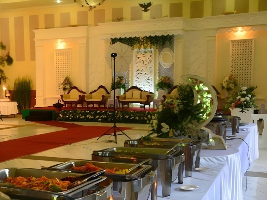 Augusta Sukabumi Hotel Exterior foto