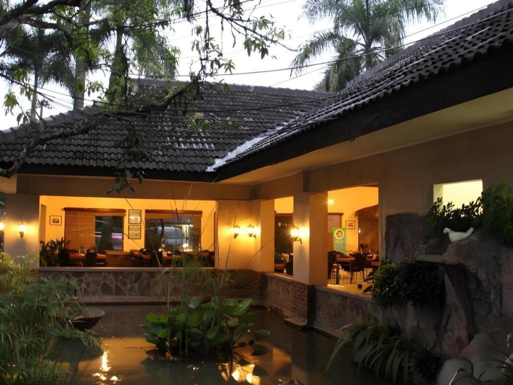 Augusta Sukabumi Hotel Exterior foto