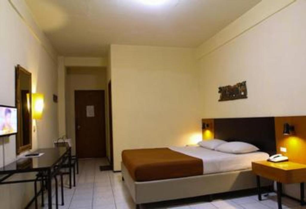 Augusta Sukabumi Hotel Exterior foto